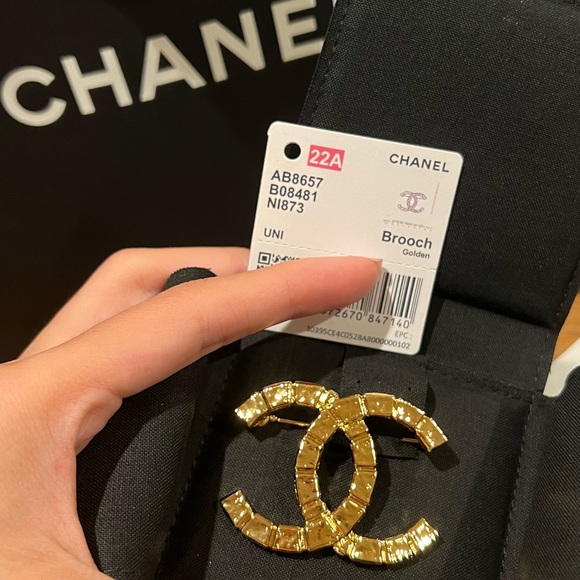 NWT 22A gorgeous hard to get Chanel gold brooch, brand new in box! - Picture 3 of 4